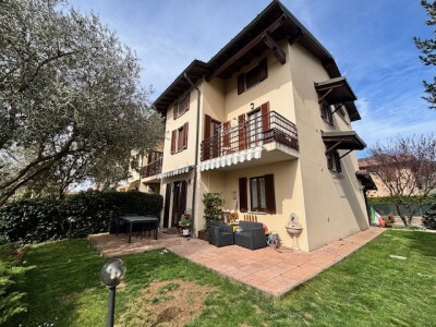 ARCISATE, VILLA A SCHIERA DI TESTA CON GIARDINO