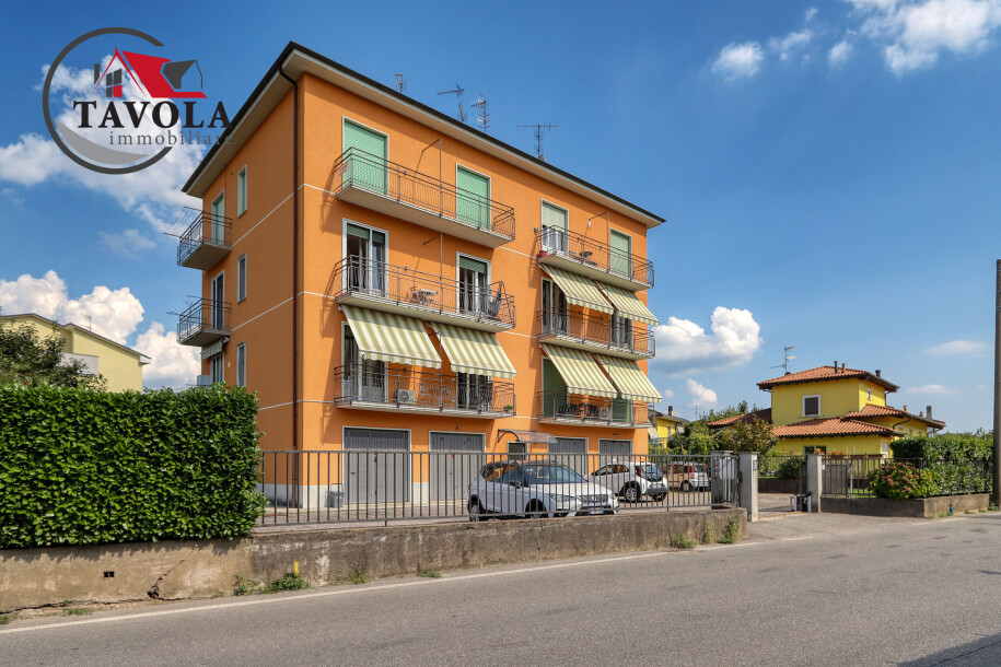 ARCISATE, TRILOCALE RISTRUTTURATO CON BOX E GIARDINO PRIVATO-1