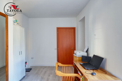 BISUSCHIO, TRILOCALE IN CORTE CON BOX