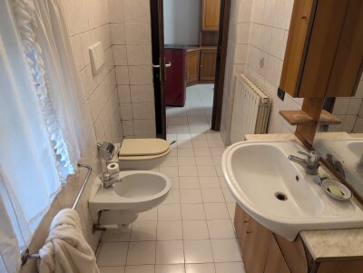 INDUNO OLONA, TRILOCALE IN CORTE CON BOX
