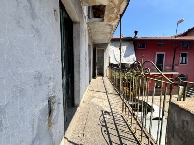 BRENTA, PORZIONE DI CASA TERRA CIELO DA RISTRUTTURARE