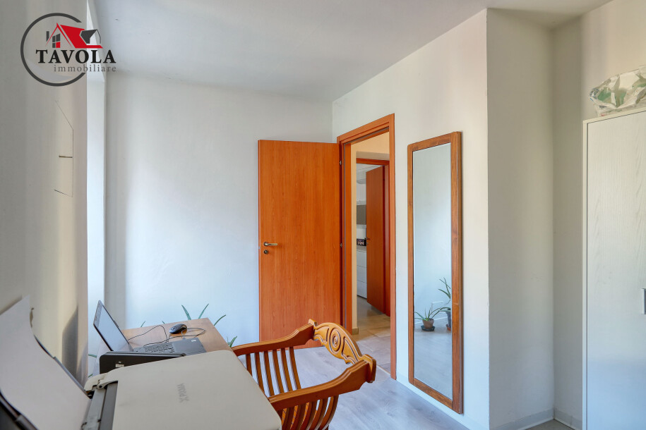 BISUSCHIO, TRILOCALE IN CORTE CON BOX-11