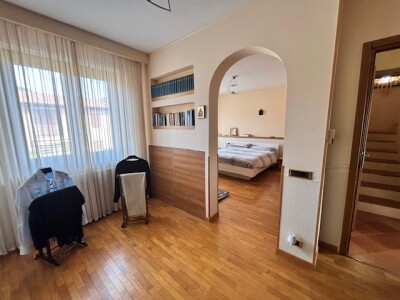 ARCISATE, VILLA A SCHIERA DI TESTA CON GIARDINO