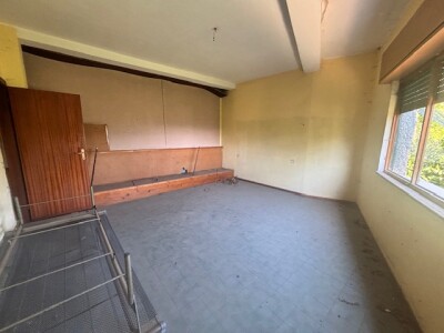 CUASSO AL MONTE, VILLA SINGOLA DA RISTRUTTURARE CON BOSCO PRIVATO
