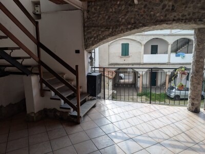 INDUNO OLONA, TRILOCALE IN CORTE CON BOX
