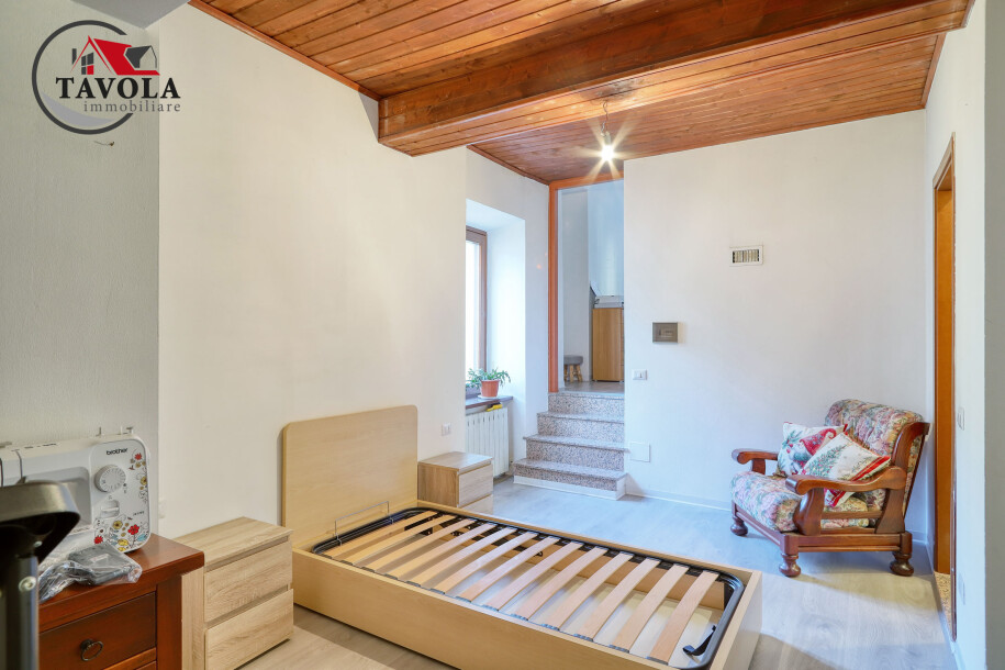 BISUSCHIO, TRILOCALE IN CORTE CON BOX-14