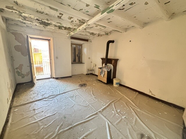 CUASSO AL MONTE, QUADRILOCALE DA RISTRUTTURARE CON CANTINA-14