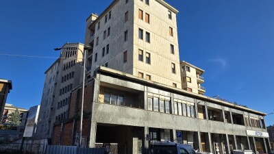 VARESE, AMPIO TRILOCALE CON TERRAZZA