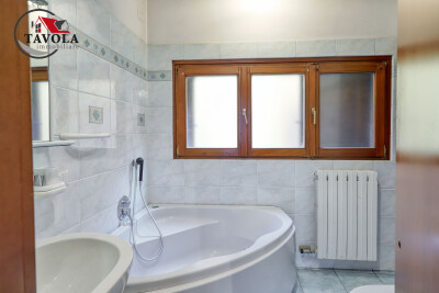 BISUSCHIO, TRILOCALE IN CORTE CON BOX