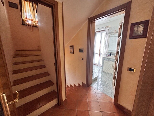 ARCISATE, VILLA A SCHIERA DI TESTA CON GIARDINO-20