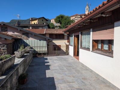 CUASSO AL PIANO, PORZIONE DI CORTE CON BOX