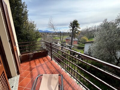 ARCISATE, VILLA A SCHIERA DI TESTA CON GIARDINO