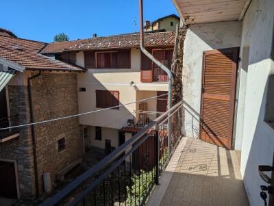 CUASSO AL PIANO, PORZIONE DI CORTE CON BOX