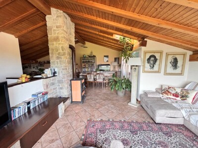 ARCISATE, VILLA A SCHIERA DI TESTA CON GIARDINO