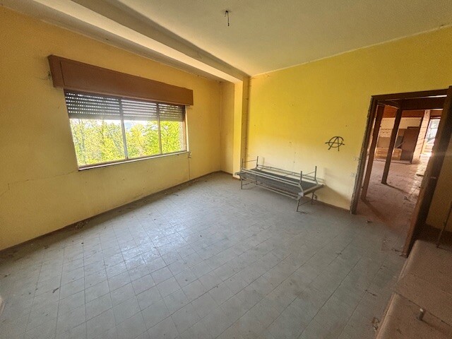 CUASSO AL MONTE, VILLA SINGOLA CON DEPENDANCE E BOSCO PRIVATO-17