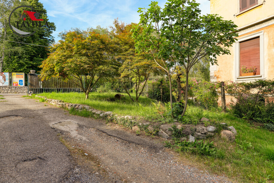 APPARTAMENTO TRILOCALE CON POSTI AUTO E GIARDINO-17