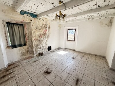 CUASSO AL MONTE, QUADRILOCALE DA RISTRUTTURARE CON CANTINA