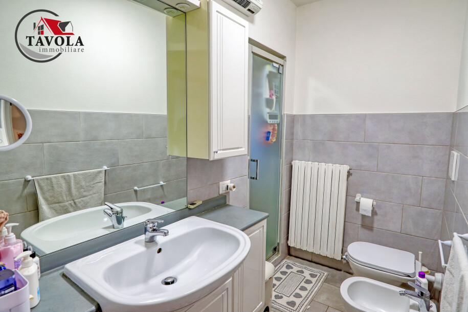 BISUSCHIO, TRILOCALE IN CORTE CON BOX-17