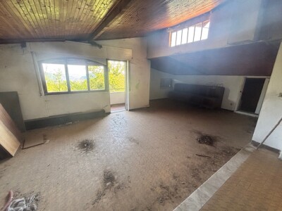 CUASSO AL MONTE, VILLA SINGOLA DA RISTRUTTURARE CON BOSCO PRIVATO