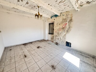 CUASSO AL MONTE, QUADRILOCALE DA RISTRUTTURARE CON CANTINA
