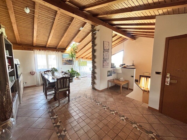 ARCISATE, VILLA A SCHIERA DI TESTA CON GIARDINO-26