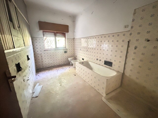 CUASSO AL MONTE, VILLA SINGOLA CON DEPENDANCE E BOSCO PRIVATO-20