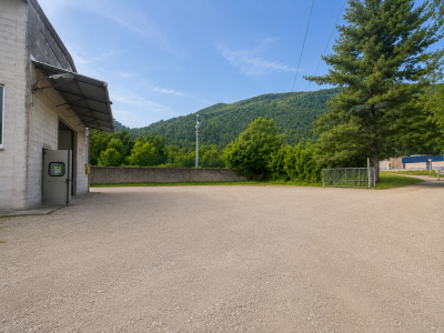 CUVEGLIO, CAPANNONE INDUSTRIALE CON PIAZZALE: