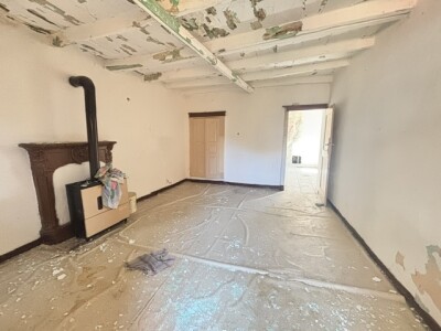 CUASSO AL MONTE, QUADRILOCALE DA RISTRUTTURARE CON CANTINA