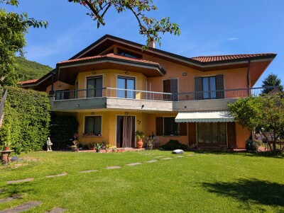 CUASSO AL PIANO, SIGNORILE VILLA CON PARCO
