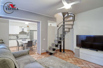 BISUSCHIO, TRILOCALE IN CORTE CON BOX