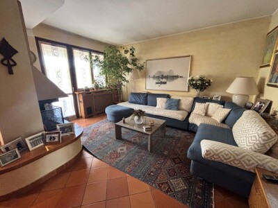 ARCISATE, VILLA A SCHIERA DI TESTA CON GIARDINO