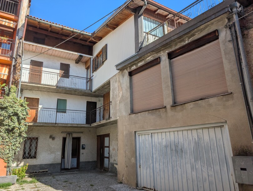 CUASSO AL PIANO, PORZIONE DI CORTE CON BOX-2