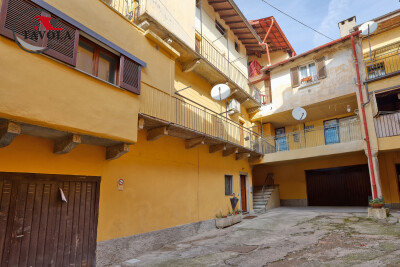 BISUSCHIO, TRILOCALE IN CORTE CON BOX