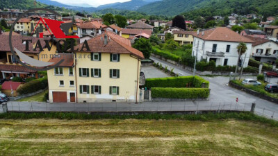 PORZIONE DI CASA LIBERA SU TRE LATI CON GIARDINO