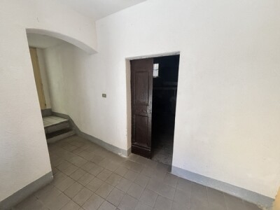 CUASSO AL MONTE, QUADRILOCALE DA RISTRUTTURARE CON CANTINA
