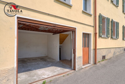 PORZIONE DI CASA LIBERA SU TRE LATI CON GIARDINO