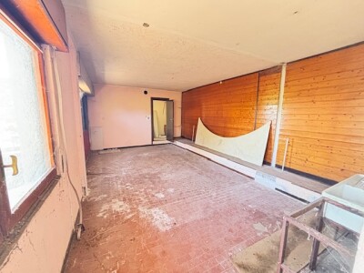CUASSO AL MONTE, VILLA SINGOLA DA RISTRUTTURARE CON BOSCO PRIVATO