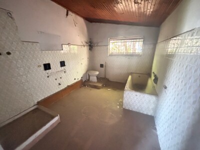 CUASSO AL MONTE, VILLA SINGOLA CON DEPENDANCE E BOSCO PRIVATO