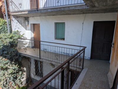 CUASSO AL PIANO, PORZIONE DI CORTE CON BOX