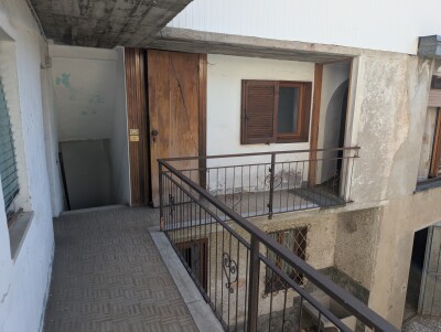 CUASSO AL PIANO, PORZIONE DI CORTE CON BOX