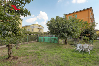 ARCISATE, TRILOCALE RISTRUTTURATO CON BOX E GIARDINO PRIVATO