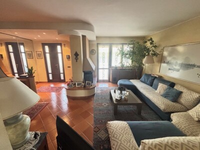 ARCISATE, VILLA A SCHIERA DI TESTA CON GIARDINO