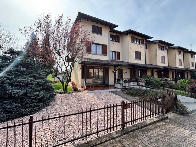 ARCISATE, VILLA A SCHIERA DI TESTA CON GIARDINO-39
