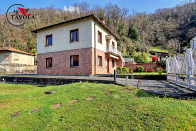 PORTO CERESIO, CASA BIFAMILIARE