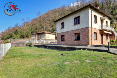 PORTO CERESIO, CASA BIFAMILIARE