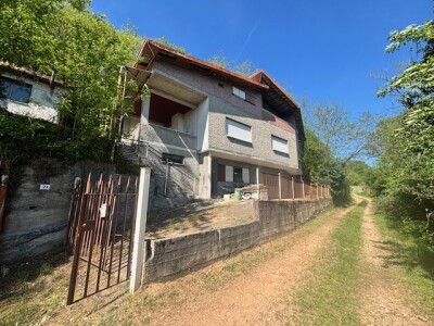 CUASSO AL MONTE, VILLA SINGOLA CON DEPENDANCE E BOSCO PRIVATO