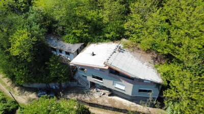 CUASSO AL MONTE, VILLA SINGOLA CON DEPENDANCE E BOSCO PRIVATO