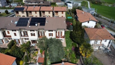 ARCISATE, VILLA A SCHIERA DI TESTA CON GIARDINO