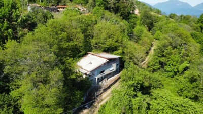 CUASSO AL MONTE, VILLA SINGOLA CON DEPENDANCE E BOSCO PRIVATO