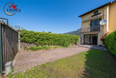 PORZIONE DI CASA LIBERA SU TRE LATI CON GIARDINO